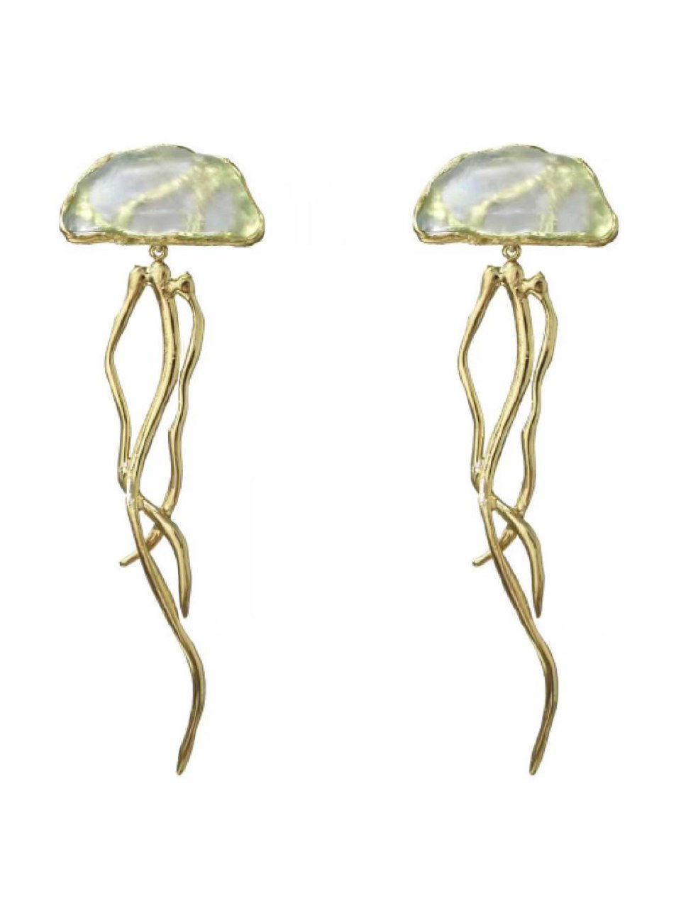 Фото спины модели с оригинальным украшением, висящим по центру спины: металлическая композиция с кисточкой, тёплый тон кожи и художественная подача аксессуара.