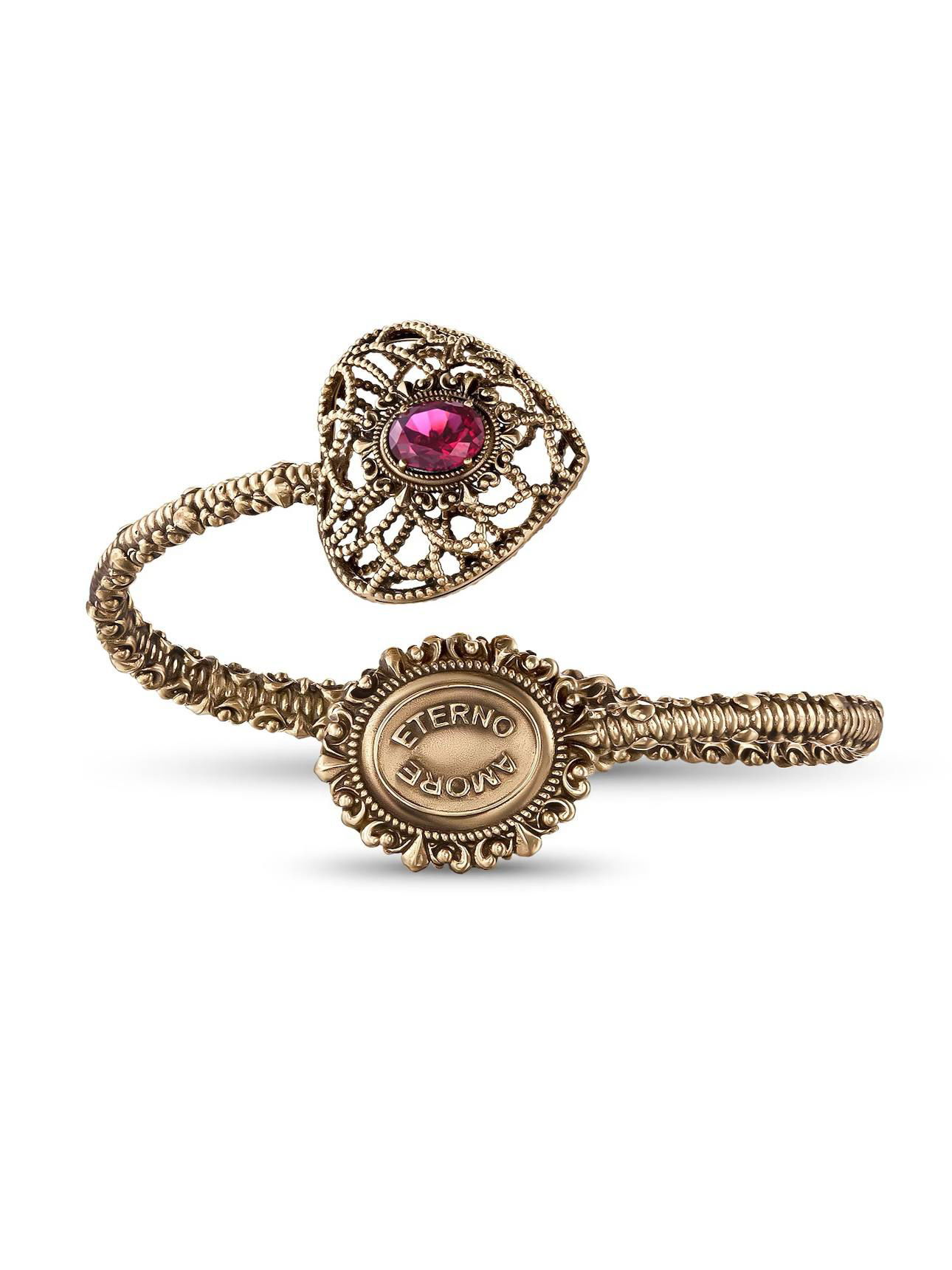 Наклонный ракурс браслета/кольца AMORE ETERNO на белом фоне: видно рельефную пластину с надписью ETERNO AMORE и ажурные элементы украшения.