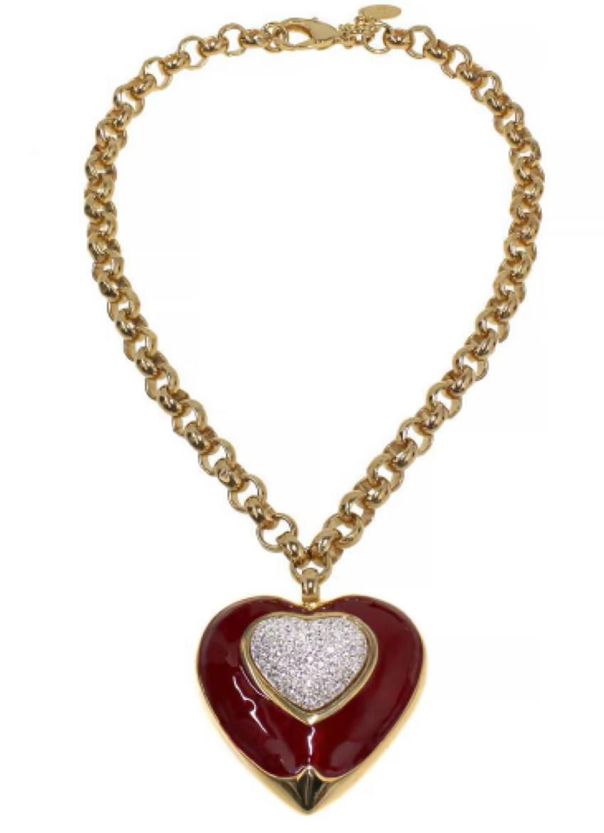 Крупный план золотой цепи с подвеской‑сердцем: вид замка, структура звеньев и фактура металла на белом фоне