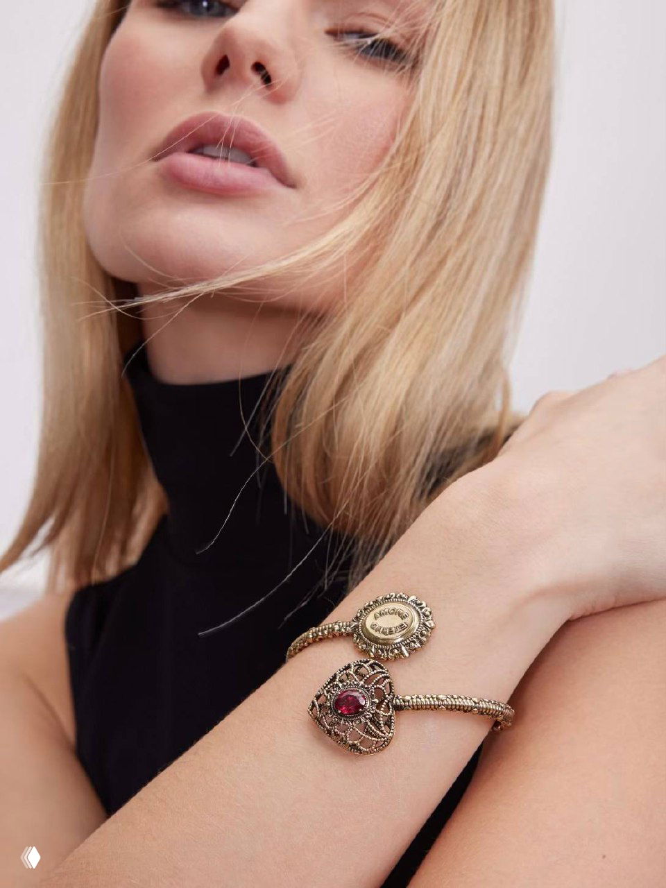 Съёмка модели в светлом интерьере: длинное ожерелье с подвеской-сердцем AMORE ETERNO и аксессуары в комплекте, показаны сочетания с одеждой.