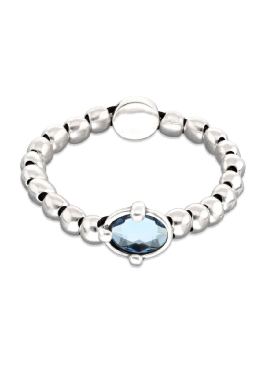 Рука модели с массивными кольцами UNOde50: кадр показывает посадку, фактуру металла и сочетание украшений с повседневной одеждой.