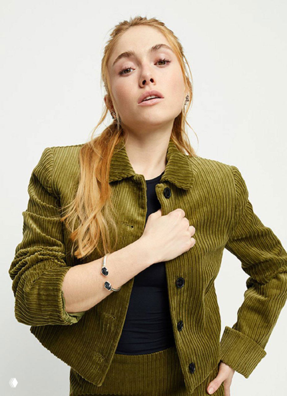 Два изящных кольца UNOde50 и детализированная цепочка на белом фоне — показ формы, шлифовки камня и металлического блеска.