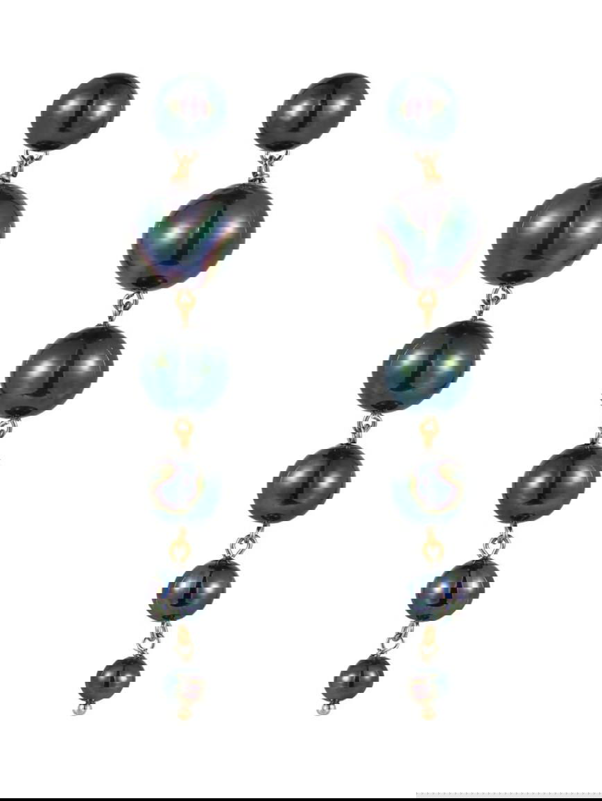 Длинные серьги из радужного жемчуга цвета «перо павлина», последовательность шаров разного диаметра и золотые крепления.