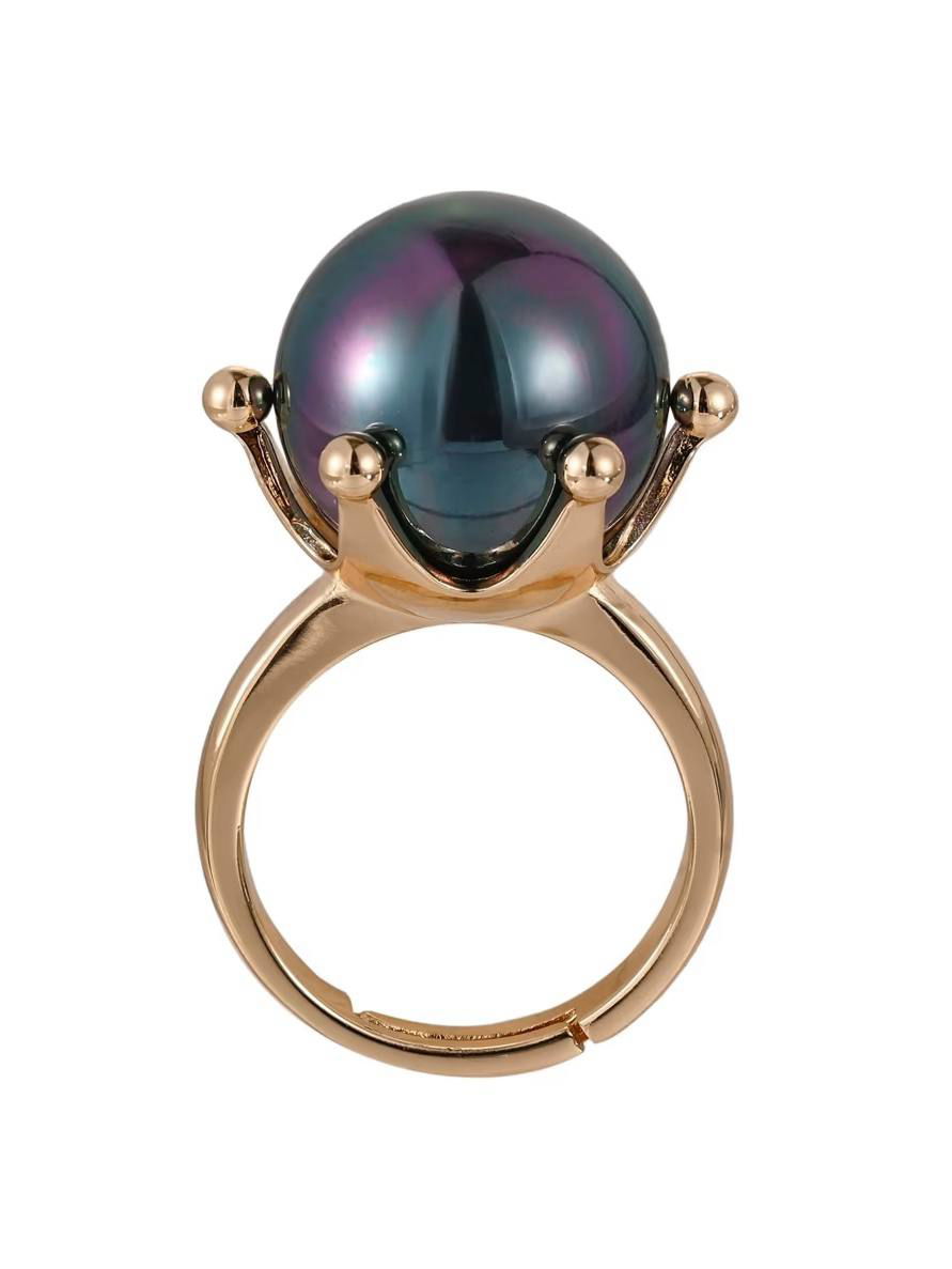 Крупный план кольца с крупной тёмной жемчужиной с радужным отливом, установлена на золотом ободе-короне.