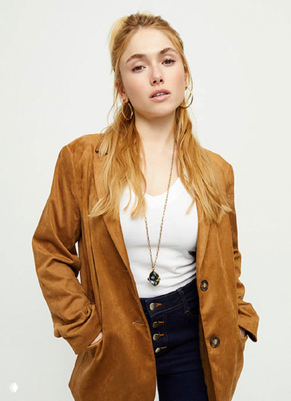 Набор фотографий украшений UNOde50: кольца, подвески и цепочки на крупном плане, демонстрация дизайна и блеска изделий.