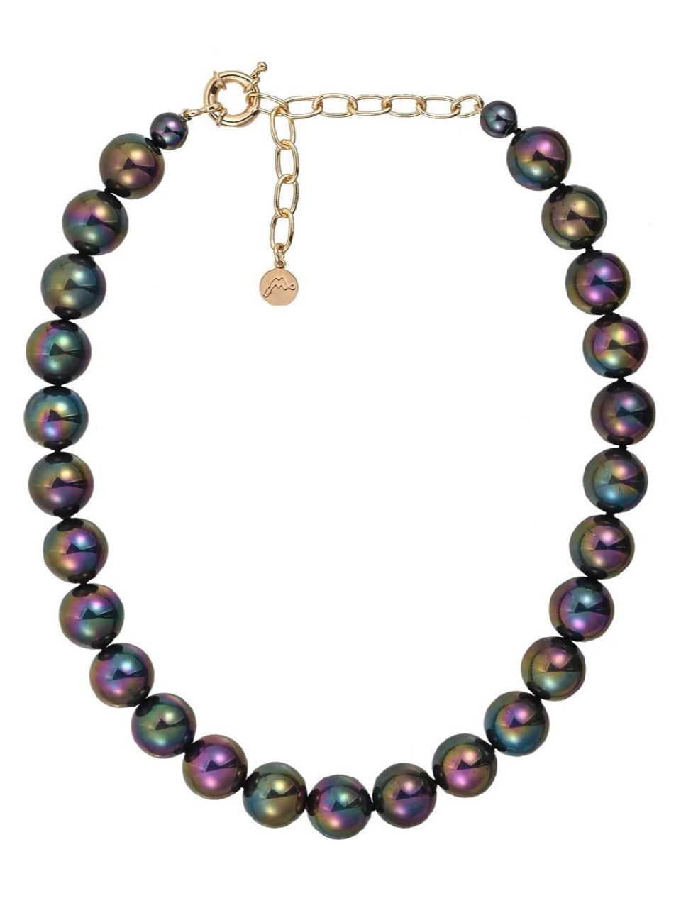 Ожерелье из скрученных сегментов жемчуга тёмного радужного оттенка, крупный план на фактуру бус и переливы.