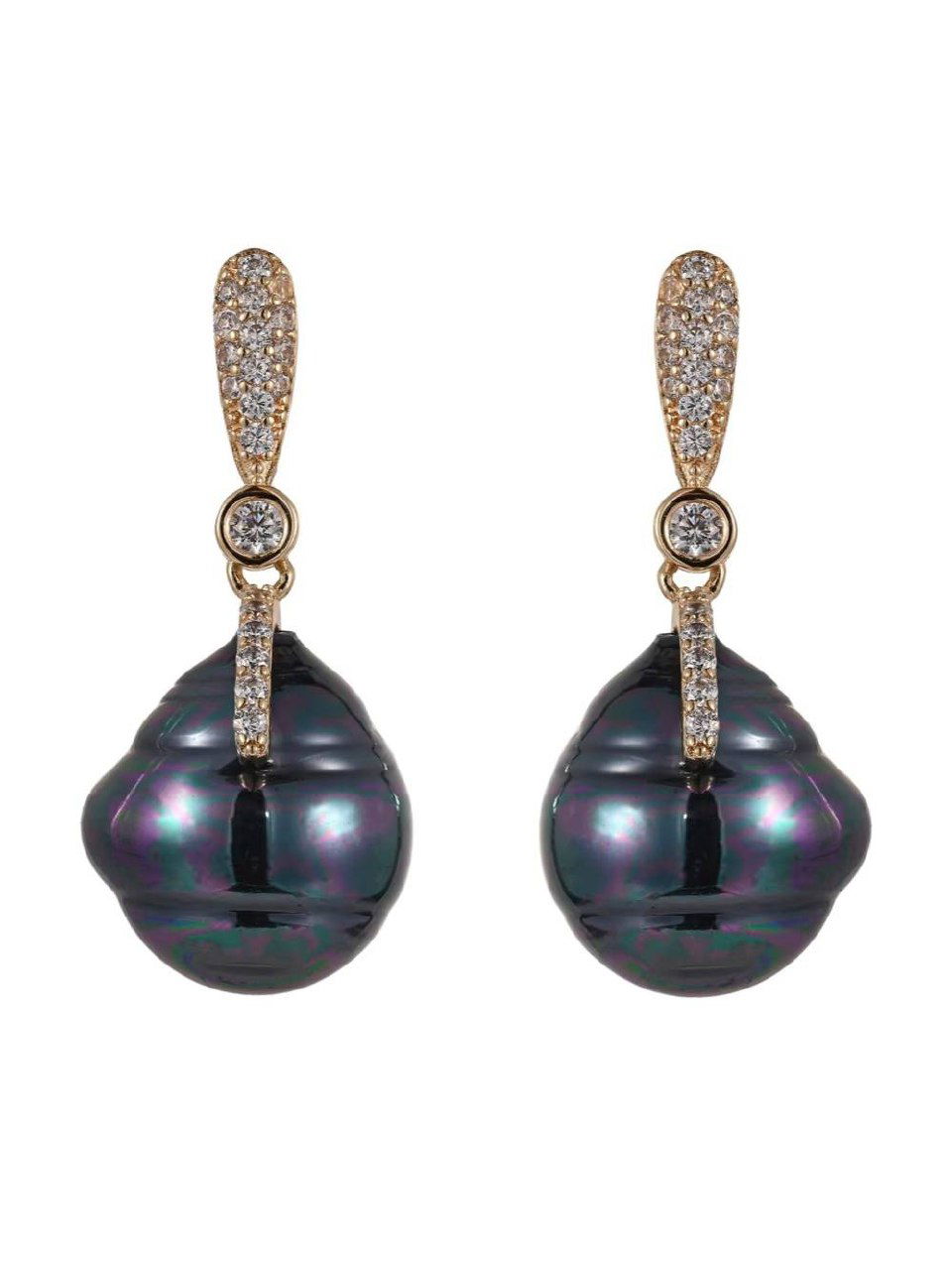 Ожерелье из овальных жемчужин с металлическим замком на белом фоне, видно сочетание тёмных и металлических тонов.