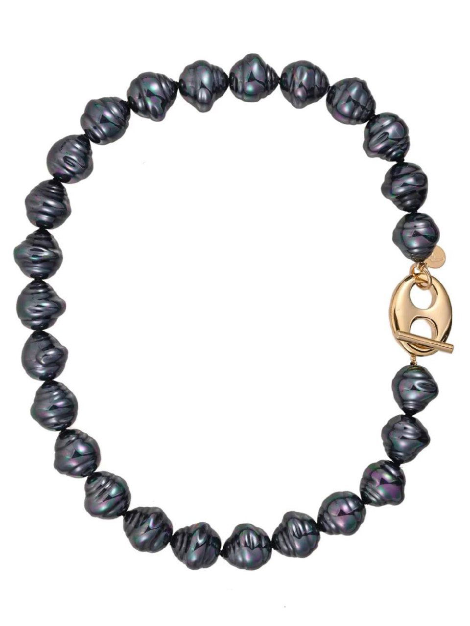 Фрагмент длинной нити жемчуга цвета «перо павлина», показана длина и равномерность жемчужин на белом фоне.