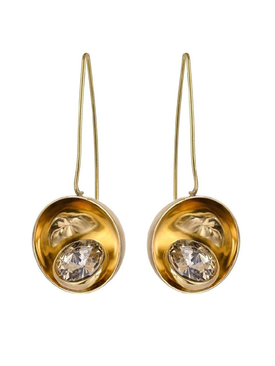 Композиция с металлическими элементами и сияющими акцентами на белом фоне, демонстрирующая дизайн подвесок и декоративных вставок коллекции.