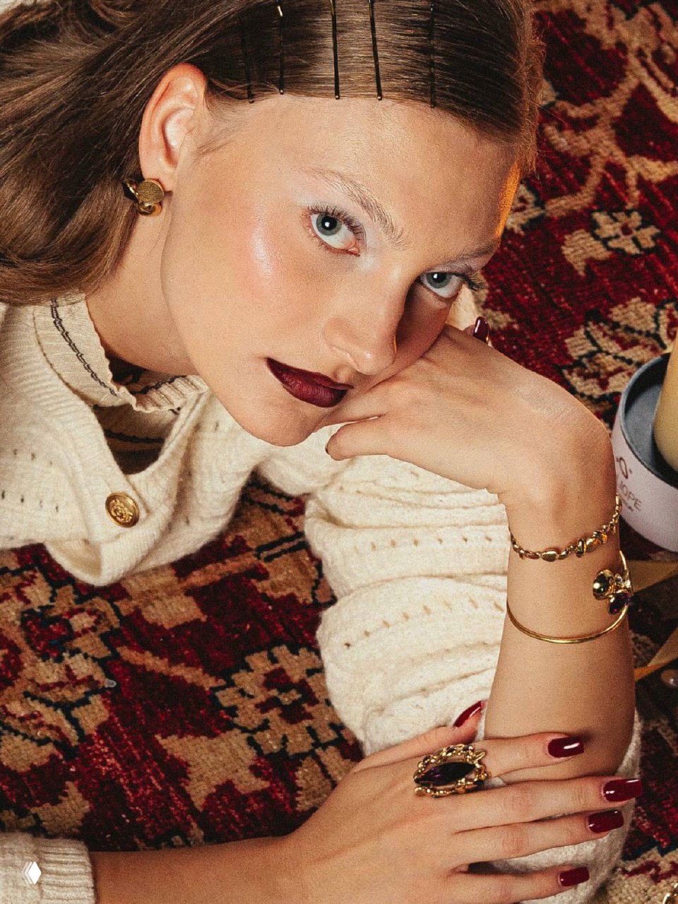 Фотоколлаж с моделью и украшениями, демонстрирующий общий стиль кампании KALLIOPE: сочетание ретро-элементов и современных фактур.