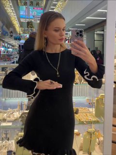 Модель в чёрном платье демонстрирует комплекты украшений Fiore di Firenze в отражении зеркала; задний план — торговый зал и другие покупатели.