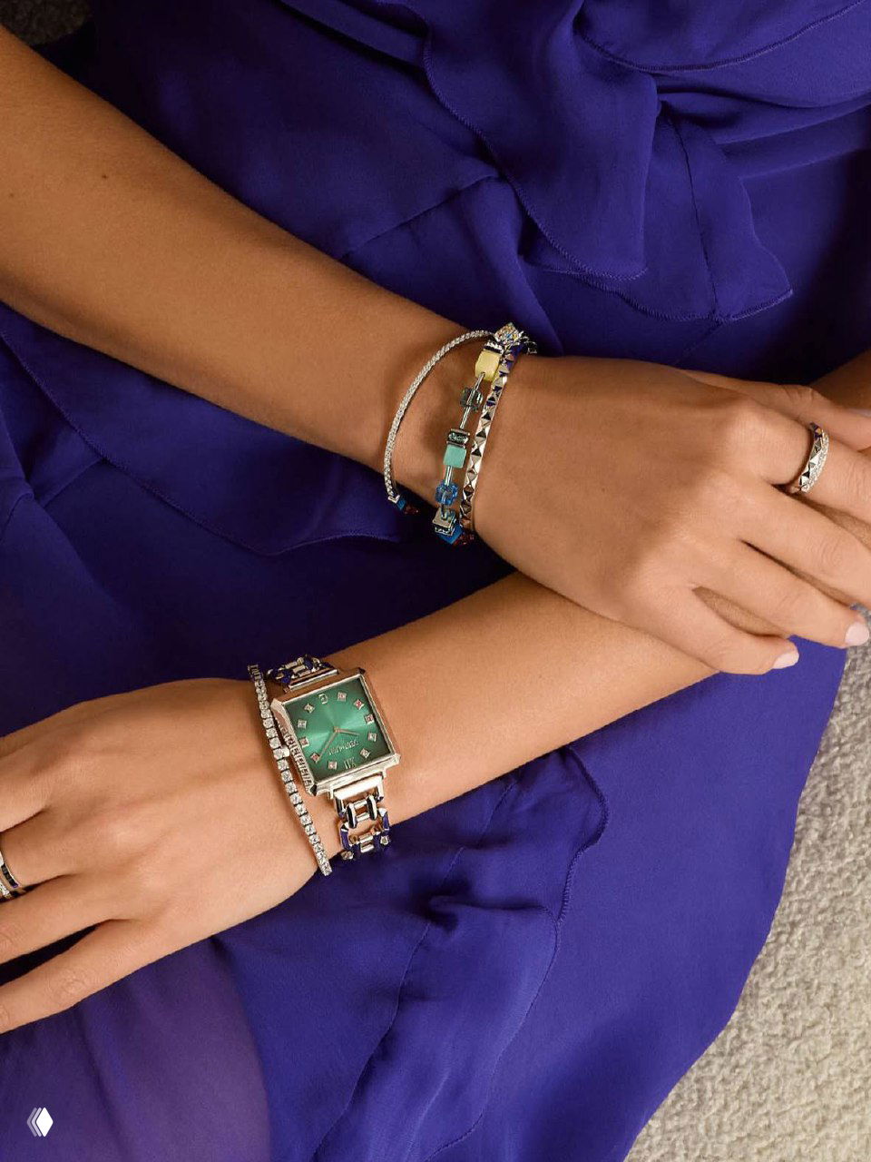 Лайфстайл-съёмка: руки в фиолетовом платье с зелёными квадратными часами и набором браслетов, демонстрация комплектного образа.