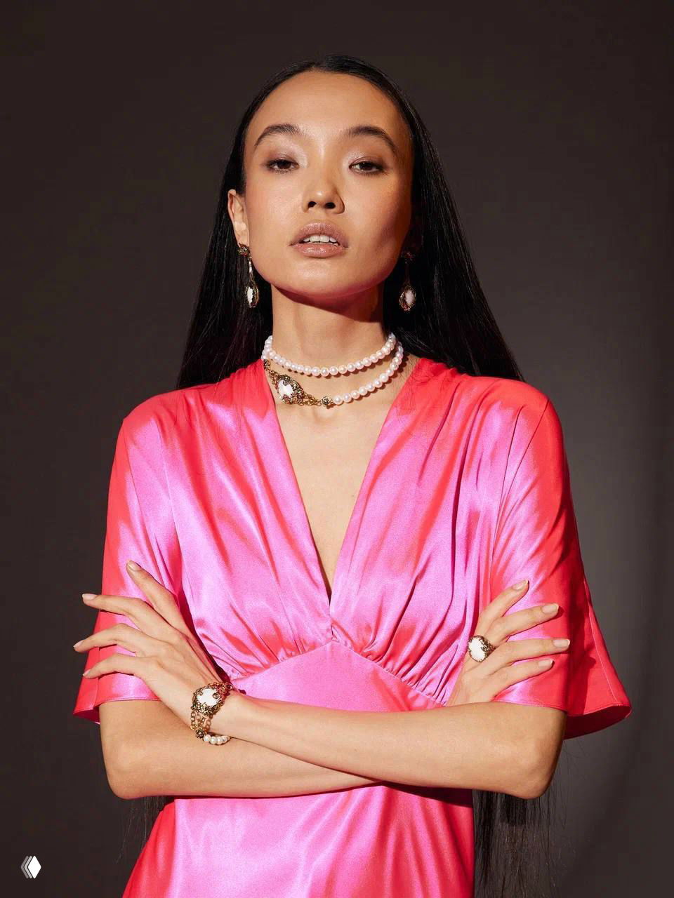 Модель в розовом платье и жемчужном ожерелье, демонстрирует кольца и браслет Fiore di Firenze в вечернем образе с чистым макияжем.