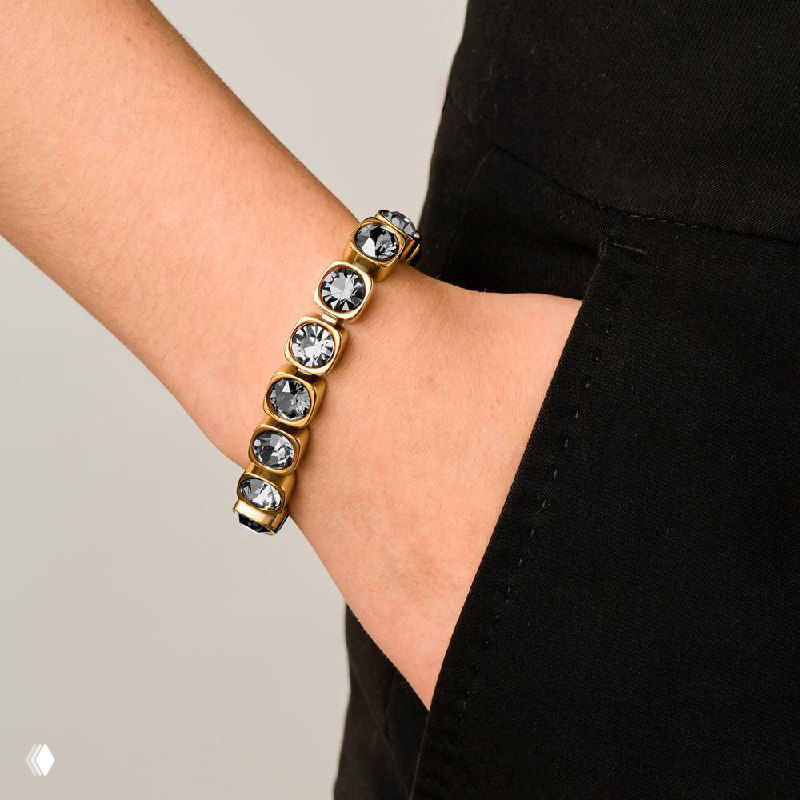 Ещё один ракурс браслета CONIAN на запястье модели — сочетание металлического блеска и текстуры кожи/одежды на фоне студии.