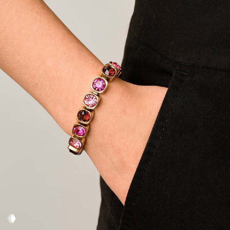 Студийное фото нескольких частей браслета CONIAN: звенья, крепления и ограненные вставки хорошо видны на белом фоне для показа деталей.