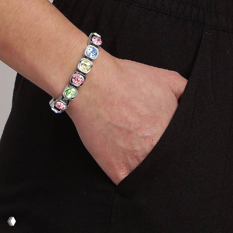 Ещё один ракурс браслета CONIAN на светлом фоне, показывающий звенья и их блеск, подход для комбинирования с другими украшениями.