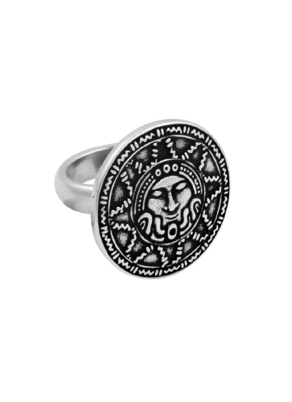 Крупный план декоративных подвесов и элементов украшений CICLON на белом фоне, подчёркивающий орнамент и фактуру винтажных деталей.