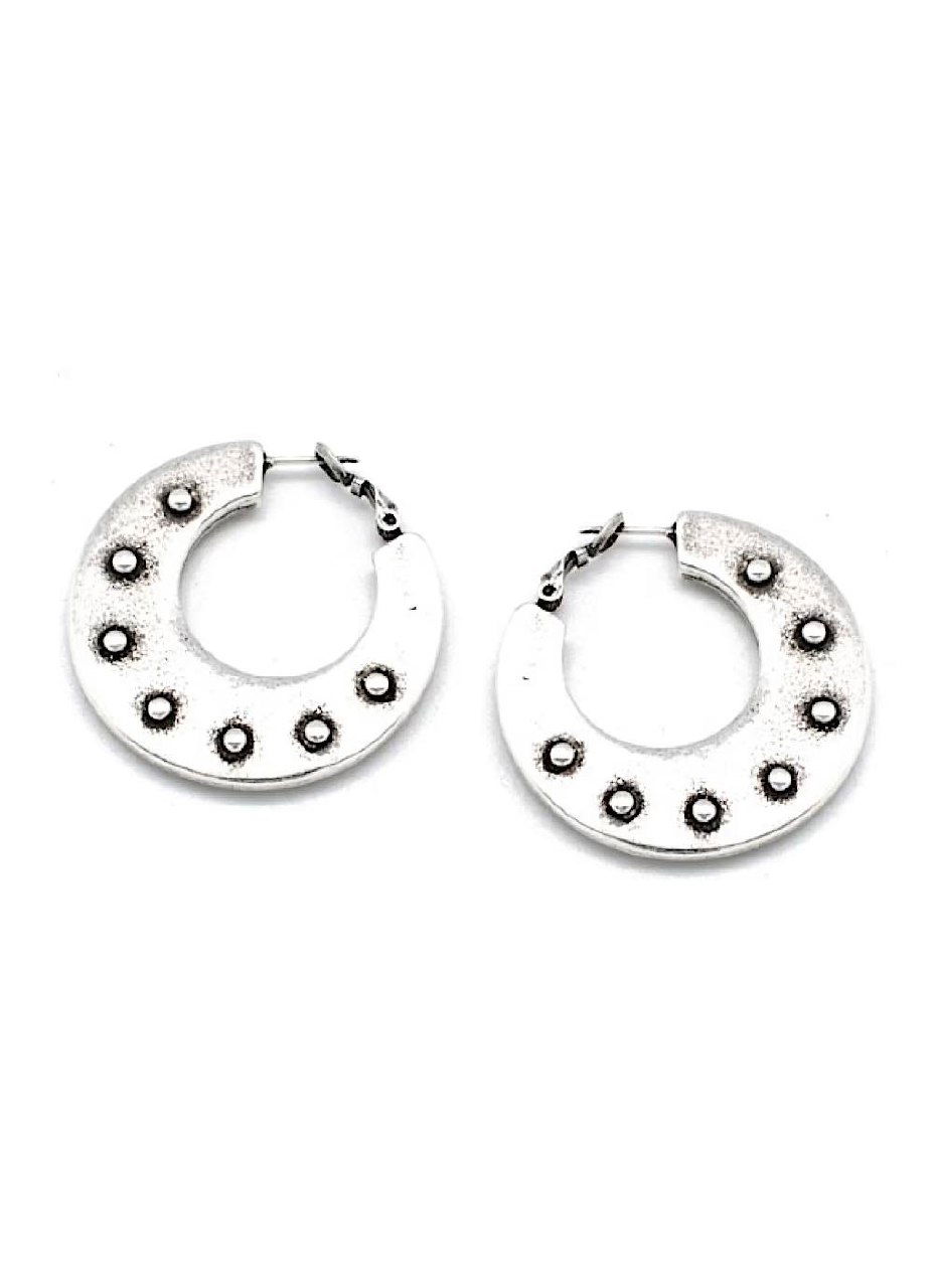 Ряды металлических элементов и колец бренда CICLON на светлом фоне, виден винтажный характер изделий и характерная отделка.