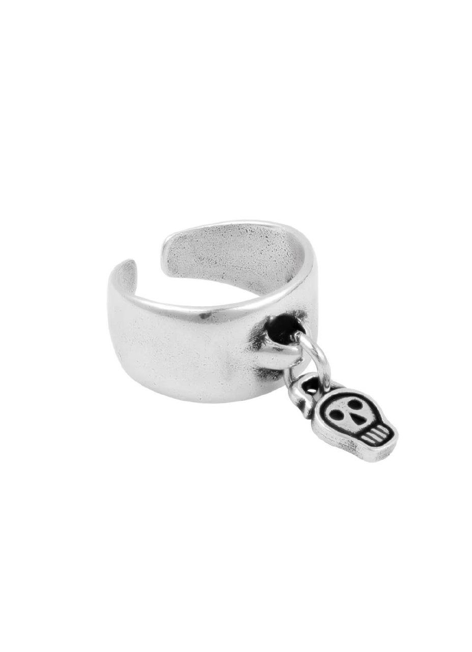 Фрагмент украшений CICLON с овальными декоративными элементами и цепочками на белом фоне, подчёркнут винтажный дизайн изделий.