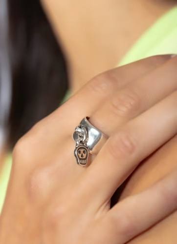 Крупный план кольца CICLON с подвеской-черепом на пальце модели — акцент на оригинальном дизайне винтажного аксессуара.