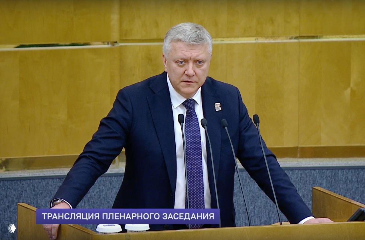 Депутат у трибуны в зале Госдумы, иллюстрация обсуждения закона об отчётности и декларациях чиновников во время пленарного заседания