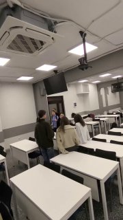 Кадр из видео: обсуждение проектов в аудитории ТГУ, студенты и организаторы в образовательной обстановке мероприятия.