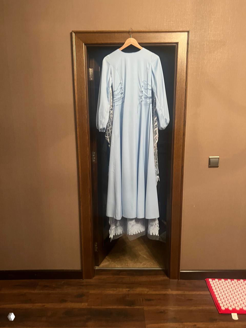 Крупный план сверкающей аппликации: пайетки, стеклярус и бисер, пришитые к прозрачной сетке для декоративной отделки костюма Эльзы.