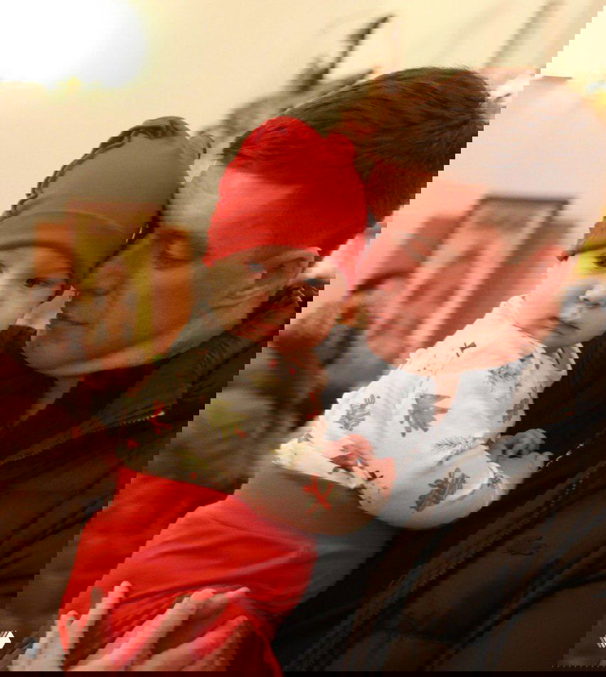 Сел на шею и ноги свесил