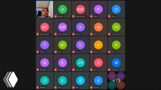 Скриншот видеоконференции с вебинара: сетка участников, превью ведущего в левом верхнем углу, множество аватаров и индикатор "+15".