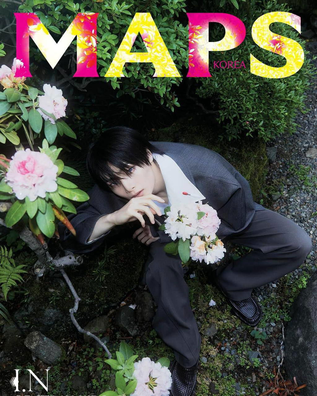 Цветочная обложка журнала: артист среди густой зелени и цветов, художественная постановка и мягкая естественная цветовая гамма.