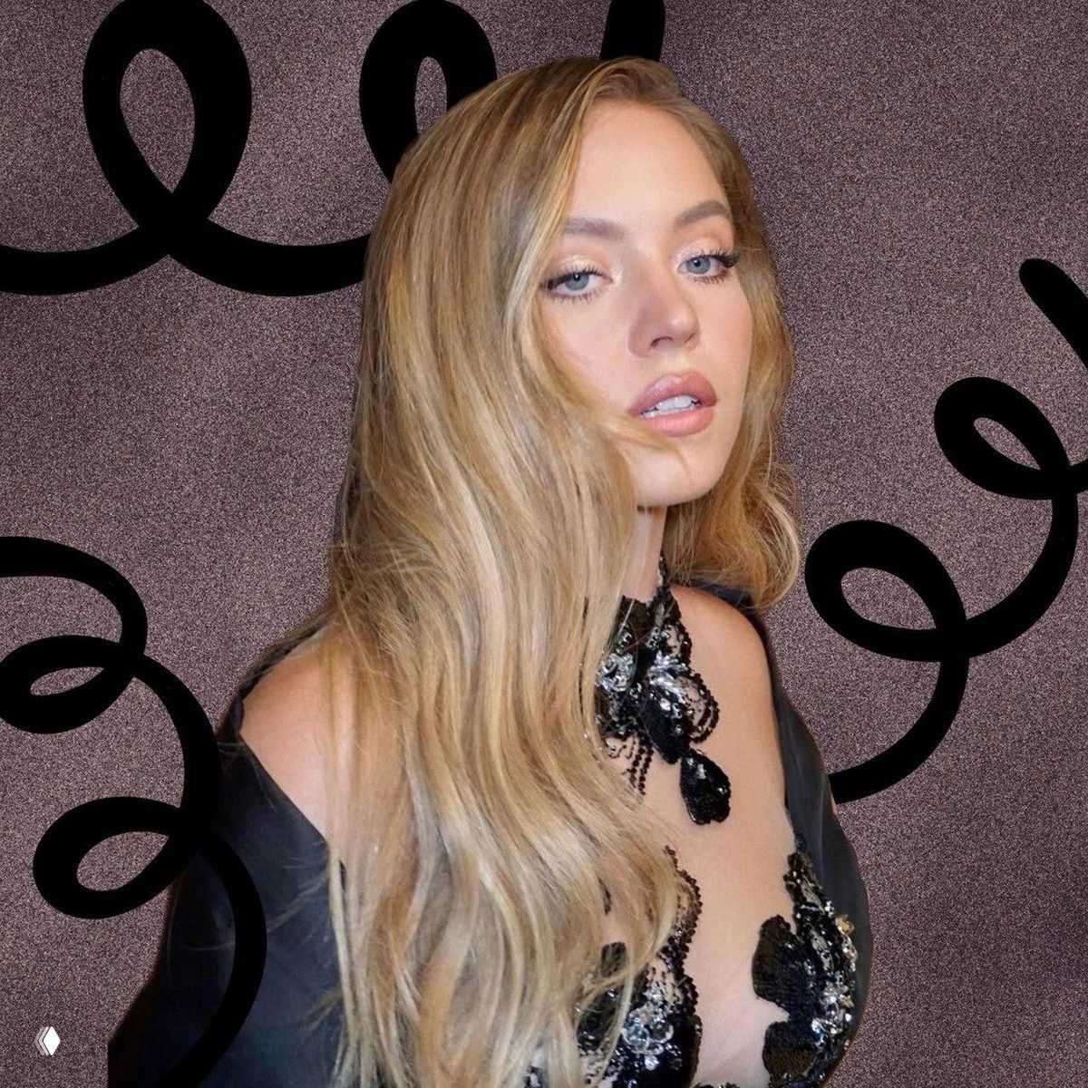 Портрет женщины с длинными светло‑блондинистыми волосами в мягких волнах; образ подчёркивает оттенок замшевого блонда и вечерний макияж.