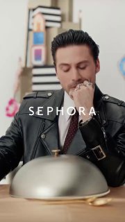Таро Эмир Текин в кожаной куртке сидит за столом с колпаком и звонком, в кадре виден логотип Sephora — кадр из рекламной съёмки кампейна.