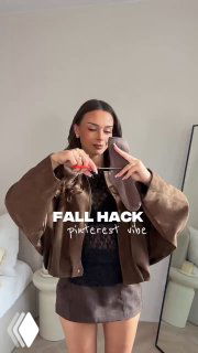 Блогер демонстрирует процесс создания имитации гольф: держит ножницы и обрезает носки перед камерой в интерьере, показатель модного лайфхака.