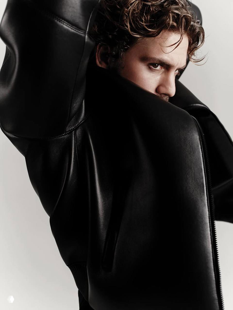 Портрет Эмира Текина в чёрной кожаной куртке: крупный план, драматичное освещение, взгляд в сторону, элегантный стиль