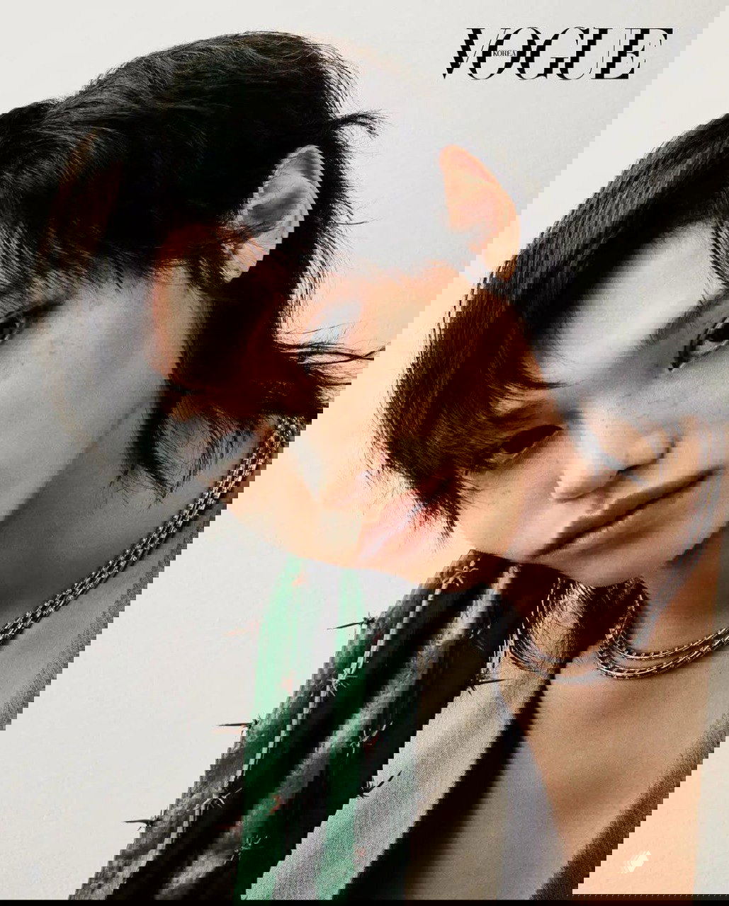 Нейтральный портрет с минимальной цветокоррекцией: крупный план лица и шеи, натуральные текстуры кожи и простая стильная композиция.