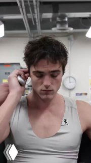 Крупный план Джейкоба Элорди в сценическом гриме для роли Франкенштейна — бледная кожа, подчёркнутые контуры лица и съёмочная обстановка на заднем плане.