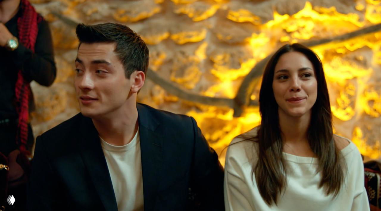 Зеррин и Кайя на праздничном застолье: пара улыбается и весело проводит время, контрастирующий кадр рядом с предыдущими драматичными сценами.