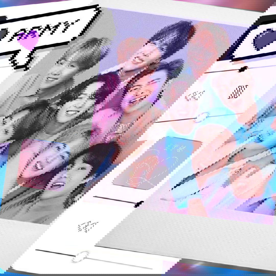 Коллаж с улыбающимися молодыми музыкантами на пастельном фоне, элементами плеера и пиксельной надписью «ARMY».