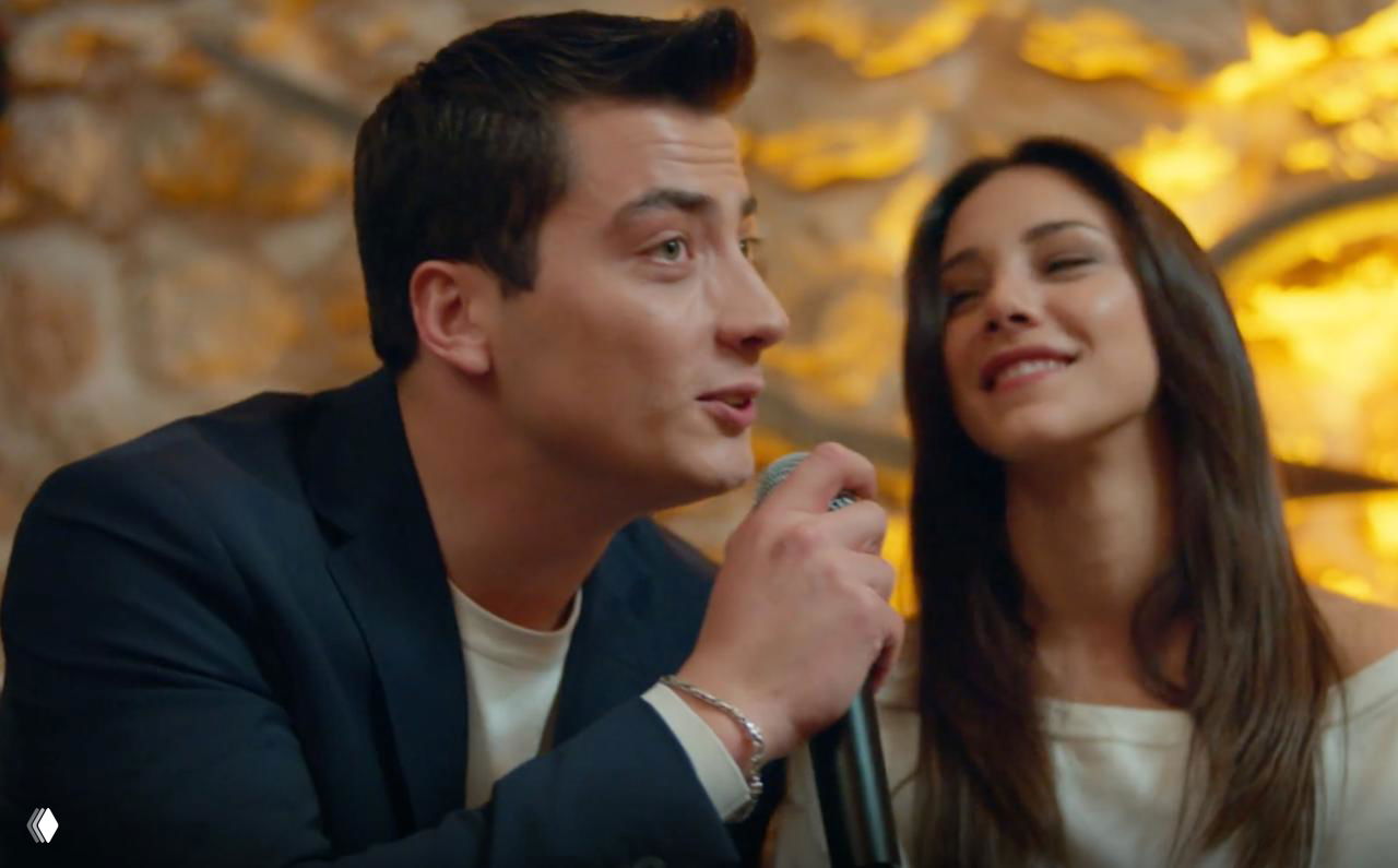 Кайя с микрофоном и Зеррин рядом на празднике: сцена веселья и песен, вызывающая вопросы у зрителей из-за недавней трагедии.