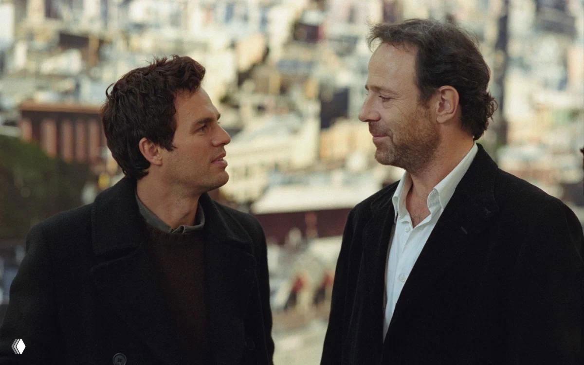 Дэвид и старший мужчина (возможно, сыгран Марк Руффало) на фоне панорамы города: разговор на крыше или смотровой площадке, деликатная сцена