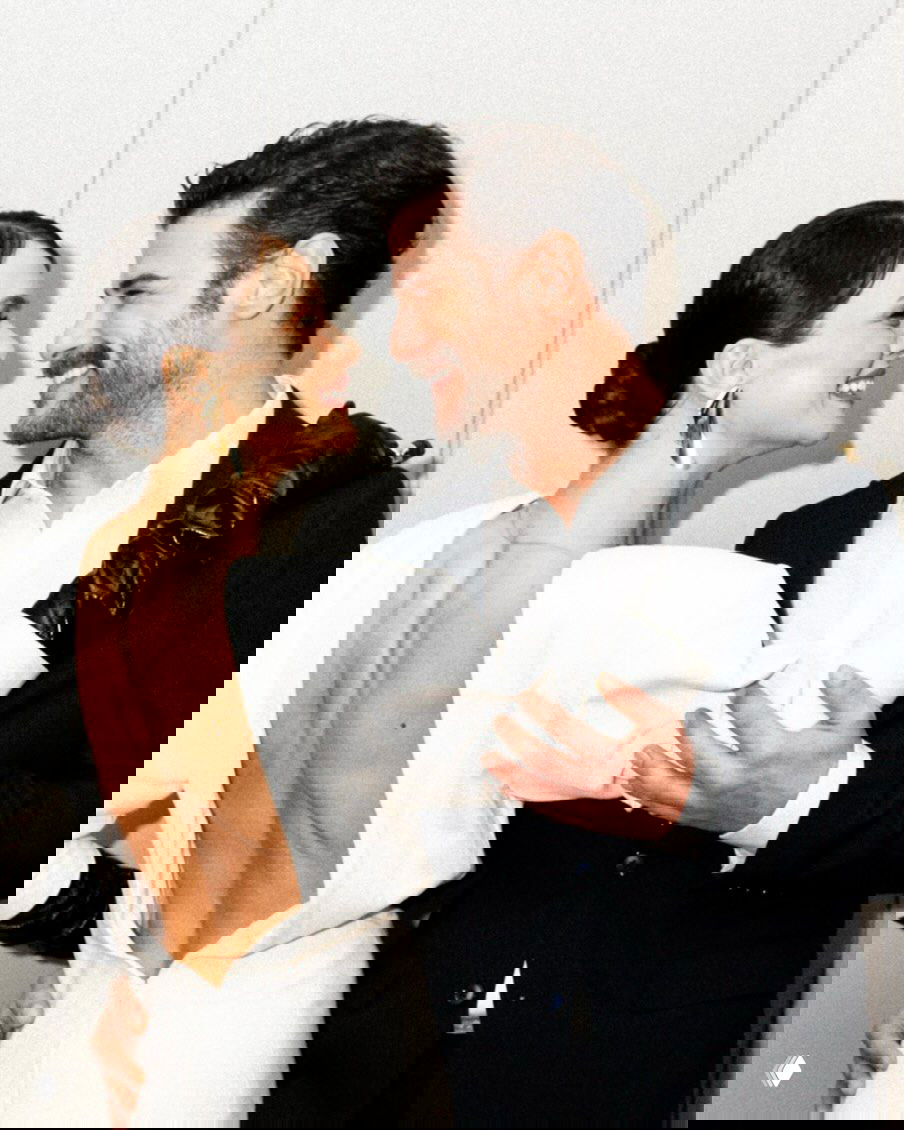 Синем Унсал и Берк Джанката на премии GQ: пара улыбается и обнимается в торжественной обстановке, портретный кадр в цвете.