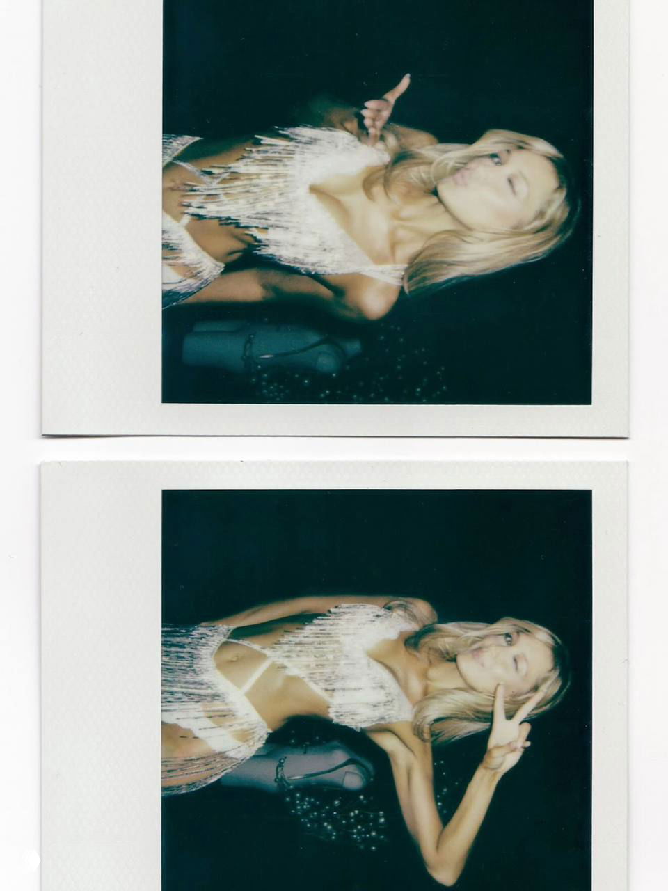 Плёночные полароидные кадры с моделью в блестящем наряде — моментальные снимки с игривыми позами и жестами на фоне сцены после показа.