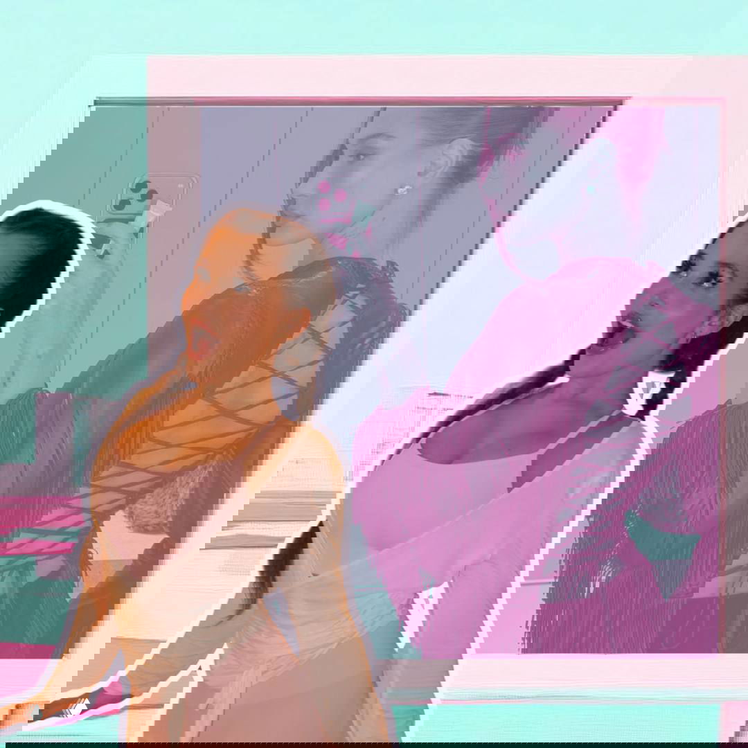 Коллаж в пастельных тонах: на переднем плане молодая женщина в розовом, на заднем плане силуэт другой женщины с телефоном.