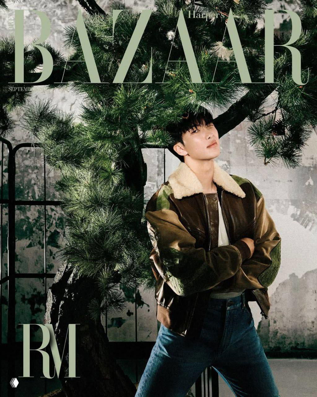 Обложка в зелёной палитре: артист у дерева в куртке, мужской или андронный образ, акцент на атмосферу и стилистическое решение.