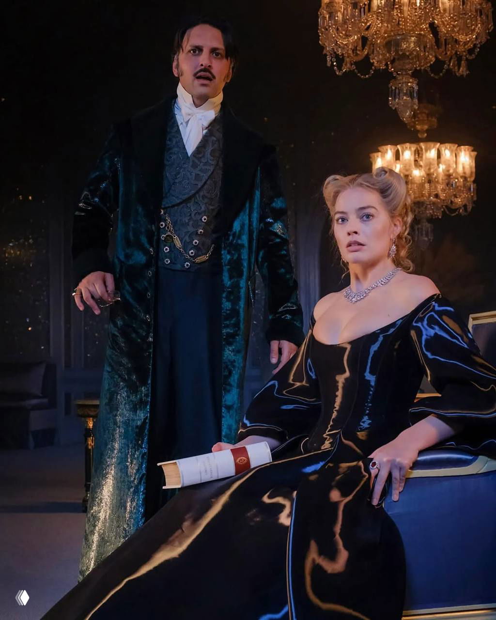 Герои в вечерних нарядах в затемнённом интерьере под люстрой; драматичный момент с выражением удивления.