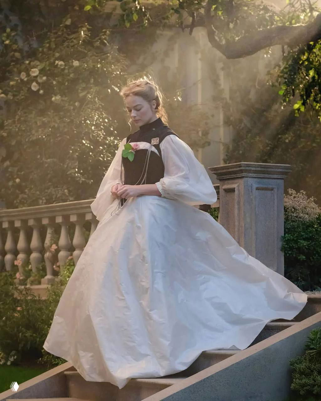 Актриса в белом платье спускается по лестнице в солнечном саду: романтическая и мечтательная композиция кадра.