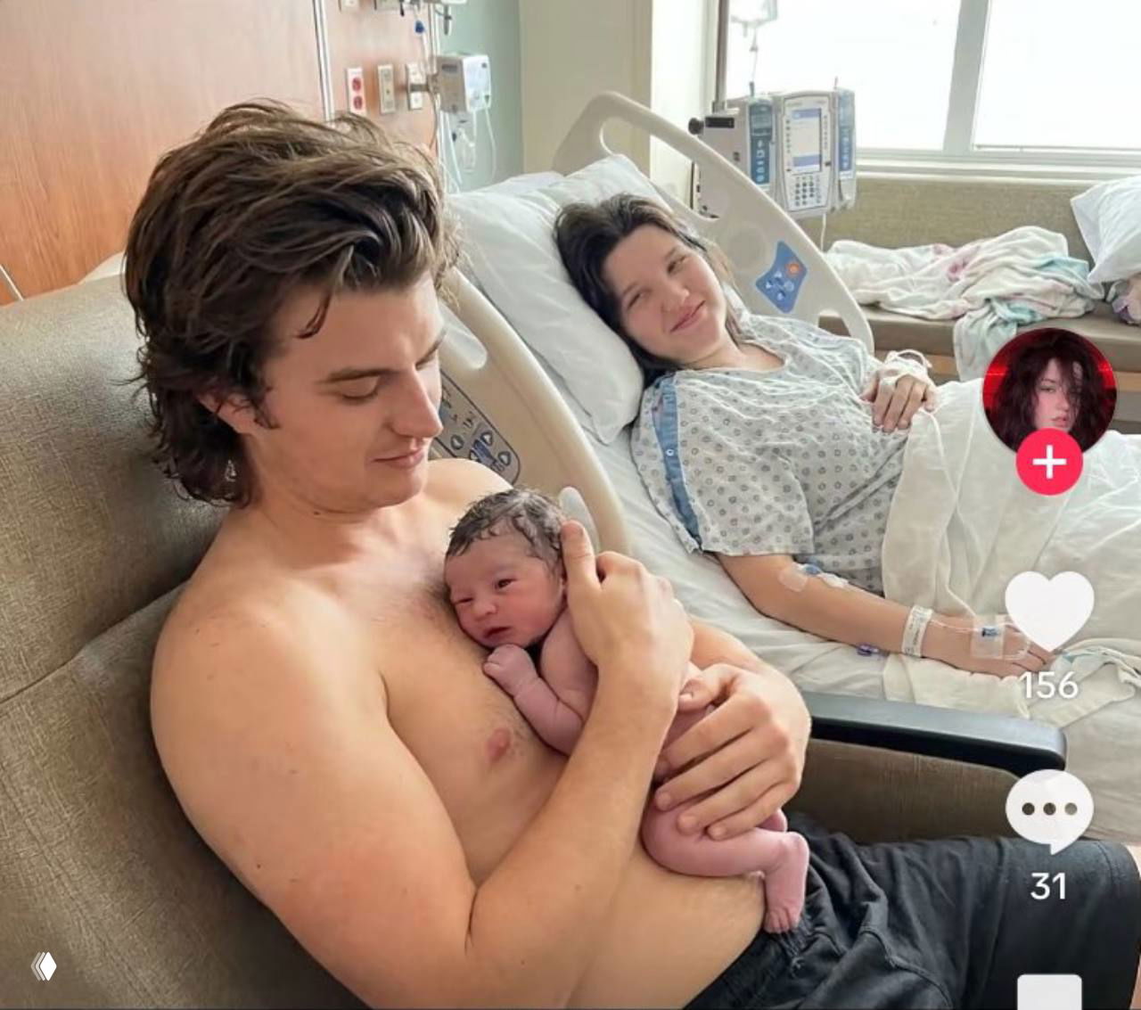 Зеркальное фото пары в одинаковой пижаме/домашней одежде: мужчина обнимает женщину сзади, кадр выглядит как романтический фанатский снимок.