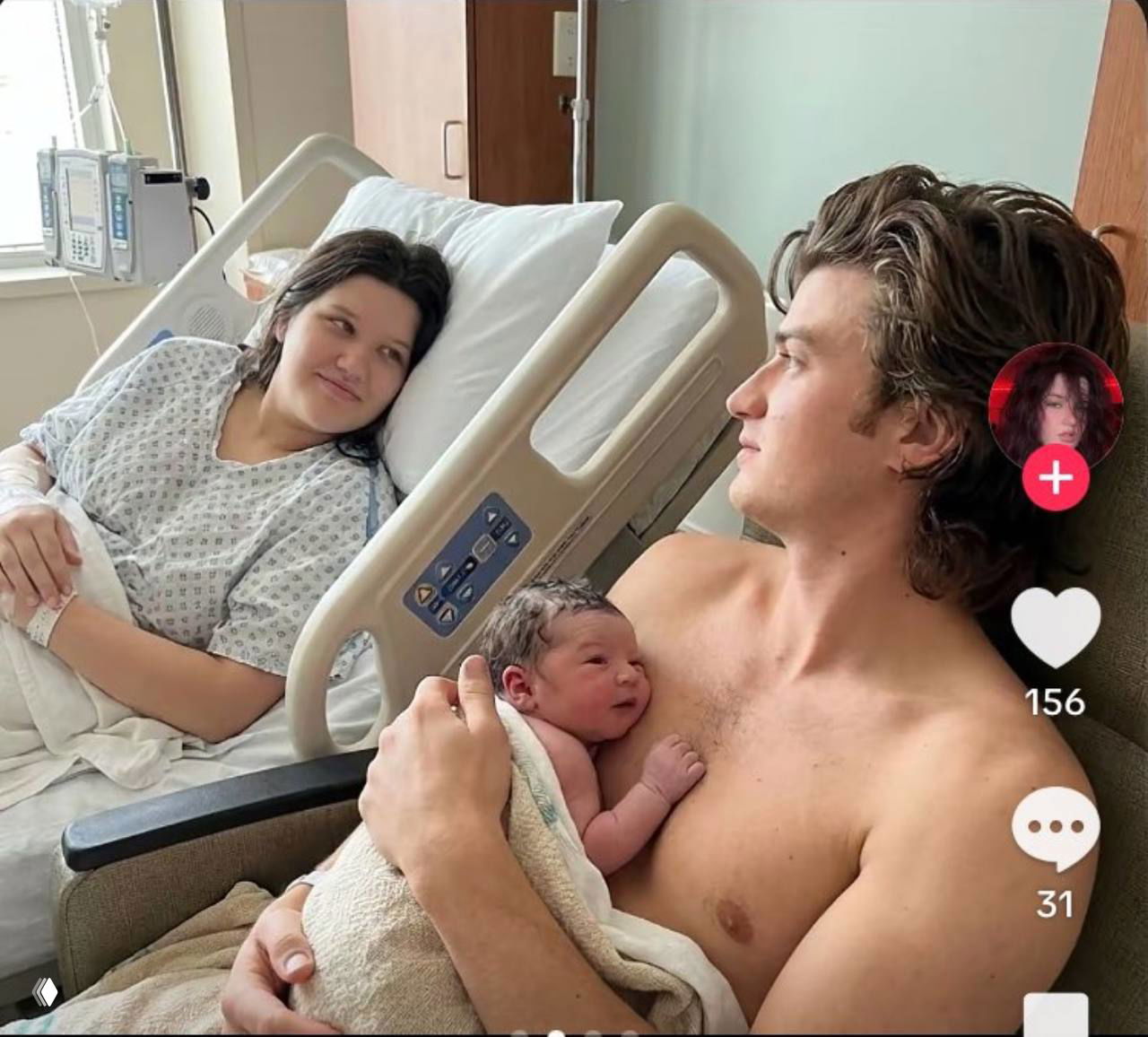 Сцена в родильном отделении: мужчина держит новорождённого на руках рядом с женщиной в больничной палате — кадры, имитирующие рождение ребёнка.