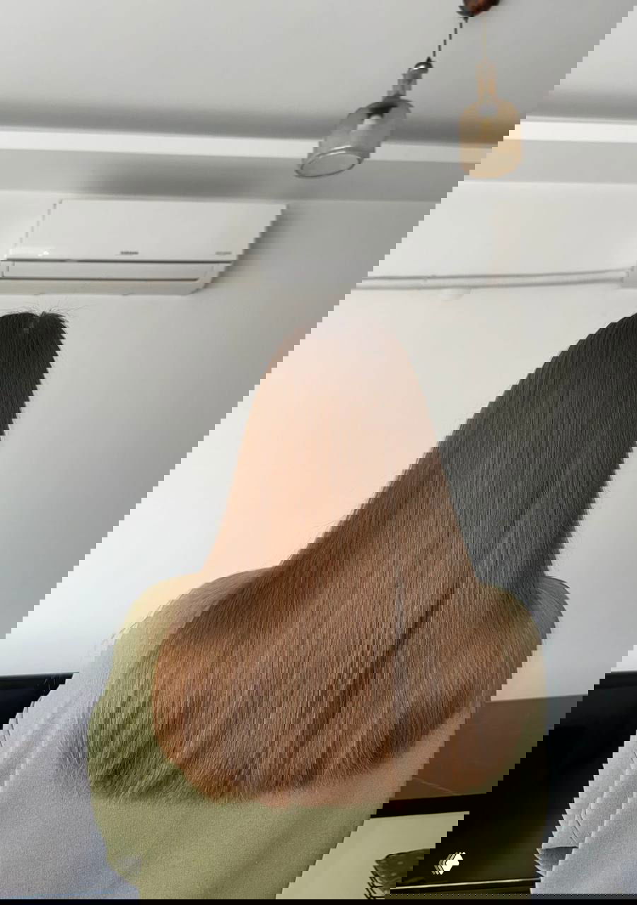 Вид сзади: длинные ровные волосы с аккуратным срезом, гладкая структура и подравненные концы на нейтральном фоне.