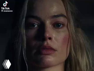 Крупный план лица в драматичном освещении — стоп-кадр из видеоролика или тизера, подчёркивающий эмоции и напряжение кадра.